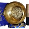 TARORO Campana Tibetana con 7 metalli, Ø12cm. Originale del Nepal. Fatta a mano. Set: cuscino di seta, battente, scatola di carta Lokta blu. Ottimo per Meditazione, Chakra e Terapia del Suono