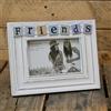 Carousel Home and Gifts Cornice portafoto in stile shabby chic, colore bianco sbiadito, con tasselli con la scritta in lingua inglese "Friends", di 15 x 10 cm