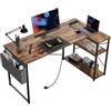 BEXEVUE Scrivania Angolo con Ciabatta - 120x70 cm Tavolino Computer a Forma L Ripiani Portaoggetti, Scrivania Angolare Reversibile Gaming Informatica, Studio Gioco Lavoro Casa Camera da Letto Marrone