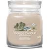 Yankee Candle Candela profumata firmata, candela in barattolo medio Seaside Woods con doppio stoppino, miscela di cera di soia, candela a lunga combustione, regalo perfetto per le donne