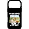 80 & Traveling Gifts Co Custodia per iPhone 17 Pro Max Never Underestimate Woman 80s Anni Ottanta Travel Design