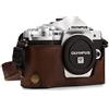 MegaGear MG1351 Custodia Metà Copertura in finta pelle con Accesso alla Batteria per Fotocamere Olympus Om-D E-M10 Mark III, Marrone Scuro