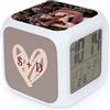 Wanapix |Sveglia Cubo Personalizzata | Scappa dall'ordinario | Orologio Digitale Luminoso | 3 Lati con Foto e Nome | Batterie AAA | LED | 7,8 cm