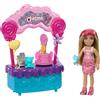 Barbie - Chelsea e il Chiosco dei Lecca Lecca, playset con bambola Chelsea, orsacchiotto ed espositore rotante, 10+ accessori inclusi, ispirato al film, giocattolo per bambini, 3+ anni, HRM07