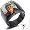 MeMeDIY Anello Dell'urna Personalizzato Anello con Sigillo per Donne Uomini Incisione a Colori e Nero Immagine/Nome/Testo/Foto Commemorativo in Acciaio Inossidabile Keepsake (Nero Dimensione 22)