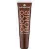 essence CHOCO BOMB shiny lipgloss 01 Chocoholic!, lucidalabbra, profumo di cioccolato, marrone con riflessi dorati, non appiccicoso, 10ml
