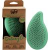 Wet Brush WetBrush Go Green Palm Detangler con setole Intelliflex ultra morbide per separare delicatamente i nodi con facilità, forma unica per una vestibilità comoda sul palmo, infuso con olio di tea tree per