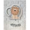 FERDINANDO FAMA' Decorazione personalizzata da muro o fiocco nascita intagliato in legno multistrato 6 mm con cartoncino accoppiato stampato. Applicazioni appese con nome. Dimensione approssimativa base: cm 32x30