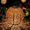 Spetebo Sfera solare da giardino in metallo effetto ruggine - Ø 20 cm - sfera decorativa a LED con picchetto - lampada decorativa da giardino - luce bianca calda illuminata per esterni