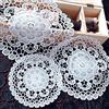 Wambere Set di 4 tovagliette da tavola bianche in pizzo ricamato, sottobicchieri in pizzo rotondi a forma di fiore, tovagliette centrini all'uncinetto completi, sottobicchieri per tazze per sala da pranzo