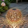 Spetebo Sfera decorativa in metallo, 28,5 cm, luce solare/illuminata, luce bianca calda, effetto ruggine
