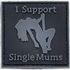 LA PATCHERIA Patch I Support Single Mums 4.5x4.5cm - Patch 100% Gomma con Velcro® originale Velcro® Brand Hook Cucito sul Retro - 3D alta definizione - per Decorare Giacche, Zaini, Uniformi
