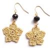 Meraki Studio Orecchini fiore con cristalli di vetro, beige/dorato/nero, orecchini in pizzo/tessili, Gioielli all'uncinetto, Made in Italy, Bijoux da donna, Lavorazione Artigianale