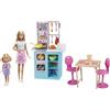Barbie - Sisters Baking, playset per divertirsi in cucina con bambole Chelsea e 15 accessori a tema, servizio da pranzo incluso, giocattolo per bambini, 3+ anni, HBX03