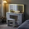 CLIPOP Ampio tavolo da toilette con specchio e illuminazione regolabile, Tavolo cosmetico con stazione di ricarica, 3 cassetti, 2 armadi, Tavolo da trucco con sgabello (DR-0459)
