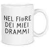 DEKORI Tazza Mug "Nel Fiore dei Miei Drammi" - Idea Regalo Divertente Donna Uomo - Colazione, Ufficio, Amici, Colleghi - Ceramica Bianca 325 ml con Confezione