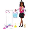 Barbie - Brooklyn Stylist, playset con bambola Brooklyn, un cucciolo, 14 accessori a tema guardaroba e un appendiabiti incluso, giocattolo per bambini, 3+ anni, HNK96