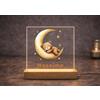 ANVILA Lampada Personalizzata Bambino Bambina con Nome e Frase, Luce Notturna LED in Plexiglass con Base in Legno, Lampada Neonato Personalizzata, Regalo Neonato Personalizzato (Orsetto Luna)