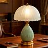 FDOIUTU Lampada da tavolo moderna in ceramica, corpo lampada in ceramica, paralume in vetro, base in metallo, lampada da tavolo per soggiorno, adatta per camera da letto e soggiorno (Verde acqua)