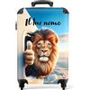 NoBoringSuitcases.com Valigia Bambini, Trolley Bambino, Valigia Per Bambini, Valigia Bambino, Trolley Bambino da Viaggio, Valigie, Valigia Personalizzabile, 55x40x20 cm (Lion - Dorato-Marrone)