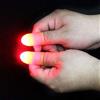 Wwyan 2 luci magiche per il pollice, luci per dita magiche con dita a LED per scherzi con pollice, luci lampeggianti, punte per dita che appaiono luce scherzo roba kit magici e accessori novità e bavaglio