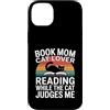 Funny Reading Cat Lover Book Mom Humor Custodia per iPhone 14 Plus Libro Mamma Amante Gatto Lettura Mentre Il Gatto Mi Giudica