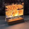 PV Grafik Regalo Festa dei Nonni Targa con Foto Festa dei Nonni, Regalo Festa dei Nonni Personalizzato, targa in plexiglass idea regalo con foto. Incluso scatola e lettera auguri (Base Led Nonna)