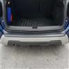 OMAC Protezione Soglia Baule Stossstangenschutz Heckstossstange compatibile con Dacia Duster 2018-2021 | Auto Interno Accessori Kofferraum Kratzschutz Selbstklebend Dark Cromato