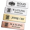 NiuniuC Personalizzato in metallo inciso con logo/nome tag distintivo per affari personalizzato identificativo tag con spillo, magnetico, supporto adesivo, trasparente e facile da leggere.