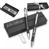 D&Vlab Kit Set 2 Penne a Sfera Personalizzate con Nome Scritte Logo con touch in alluminio + Confezione Regalo, idea regalo personalizzato per laurea, matrimonio, compleanno - Penna Nera Blu e Grigio
