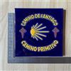 World of Pilgrims Piastrella in ceramica Camino Primitivo - Design in rilievo di alta qualità 15 x 15 cm - Promemoria fatta a mano con conchiglia e croce Santiago blu/giallo