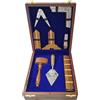 Lotus International Set di strumenti massonici in legno di alta qualità, realizzato a mano, con spatola, martelletto, bussola, livella, set con scatola di legno, martelletto e cazzuola (medio)
