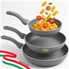 BAKAJI Set 3 Padelle Primolla Diametro 20-24 - 28 cm, Rivestimento Effetto Pietra Antiaderente Pfoa Free per Cottura Omogenea, Manico Atermico Cool Touch, Ideale per Fornelli a Gas, Made in Italy