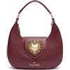 Braccialini Baroque Borsa hobo in similpelle di colore bordeaux con manico singolo. Sul fronte spicca un cuore gioiello dorato, ispirato allo stile barocco, che dona un tocco scenografico a un modello