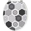 BM 4110 Copriwater Sedile Tavoletta WC Universale Coperchio Toilet Seat Bagno in Legno MDF Nero Decorato Motivo Geometrico Sfondo Bianco, Misura Standard Fissaggio dal Basso Cerniere in Acciaio