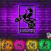 Collienght Personalizzato Motocross Rider Nome Numero Targa da parete in metallo Luci al neon Decorazione da parete per motocicletta Targa di avventura di motocross Targa con nome bici da cross per ragazzo