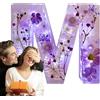 Honhoha Lampada da Notte in Resina con Lettera Floreale | Luce Notturna con Fiori Pressati