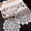 Wambere Set di 4 tovagliette da tavolo in pizzo bianco ricamato, sottobicchieri rotondi a forma di fiore, tovagliette da tavolo, centrini all'uncinetto, sottobicchieri per tazze per sala da pranzo, cucina