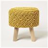 HOMESCAPES Pouf lavorato a maglia in macramè senape su gambe all'uncinetto rotondo poggiapiedi 100% cotone intrecciato design alto 43 cm