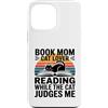 Funny Reading Cat Lover Book Mom Humor Custodia per iPhone 13 Pro Max Libro Mamma Amante Gatto Lettura Mentre Il Gatto Mi Giudica