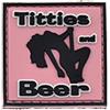 LA PATCHERIA Patch Titties and Beer 4x4 cm - Patch 100% Gomma con Velcro® originale Velcro® Brand Hook Cucito sul Retro - 3D alta definizione - per Decorare Giacche, Zaini, Uniformi