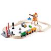 Hape Pista con passaggio a livello e gru magnetica da 32 pezzi - Include segnali di sicurezza, binari, trenino e camioncino a spinta per bambini dai 3 anni