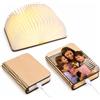 GFD Lampada libro personalizzabile con nome o frase, USB Ricaricabile, lampada a forma di libro, in legno con luce led, lampada da tavolo, idea regalo -1000mAh (STAMPATA)