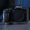 TOPCINE Gabbia Z50ii per fotocamera Nikon Z50 II con supporto a scarpa fredda più fori filettati da 1/4 3/8 Arca Swiss piastra inferiore a 3 punti di bloccaggio design modulare accesso completo