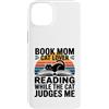 Funny Reading Cat Lover Book Mom Humor Custodia per iPhone 14 Plus Libro Mamma Amante Gatto Lettura Mentre Il Gatto Mi Giudica