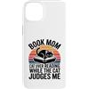 Funny Reading Cat Lover Book Mom Humor Custodia per iPhone 14 Plus Libro Mamma Amante Gatto Lettura Mentre Il Gatto Mi Giudica
