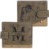 Grovjewfit Portafoglio Uomo Personalizzato con Foto Incisione Nome Iniziali Portafoglio Bifold in Pelle PU con Porta Carte e Tasca Portamonete Regalo per Fidanzato Marito Papà (Style 2)