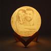 Q&K Lampada Lunare 3D Personalizzata, Personalizzato Photo 3D Moon Lamp Stand, Custom Moon Light con Foto e Testo, 16 Colori, USB Ricarica Luna Notte Luce per Bambini, Compleanno, Ringraziamento, Natale