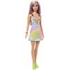 Barbie - Fashionistas N 190 Bambola con Capelli Biondi e Ciocche Viola, Abito, Sneaker Gialle con Zeppa, Bracciale, Giocattolo per Bambini 3+ Anni, HBV22