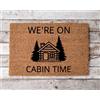 shuaishuaipuzi Zerbino con scritta We're On Cabin Time, zerbino per cabina, zerbino con montagna, zerbino di benvenuto per ingresso e ingresso, decorazione per le vacanze, regali di inaugurazione della casa,